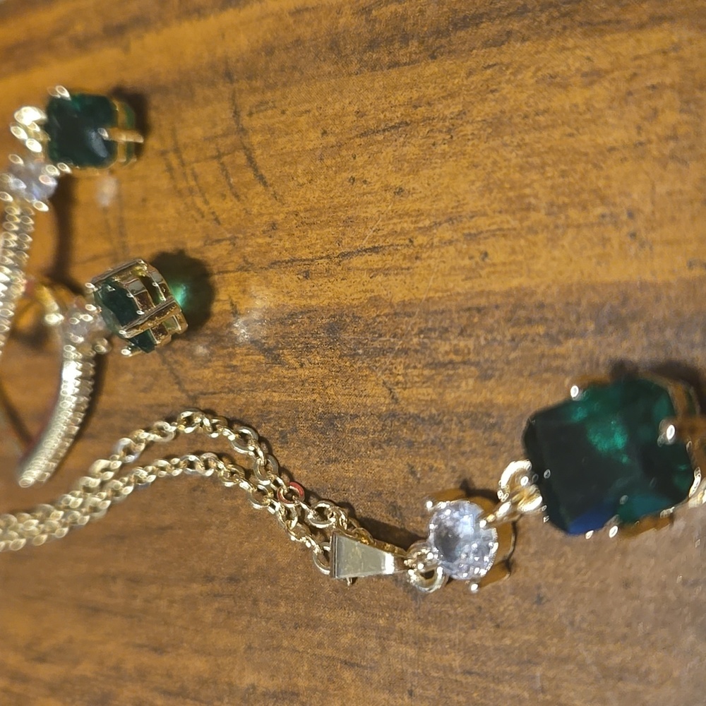 Green and‎ Gold Necklace Set - Picture 2 of 3